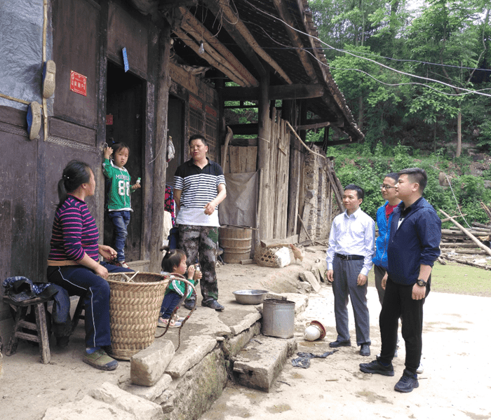 行走在思南縣張灣村和迎風村的扶貧路上